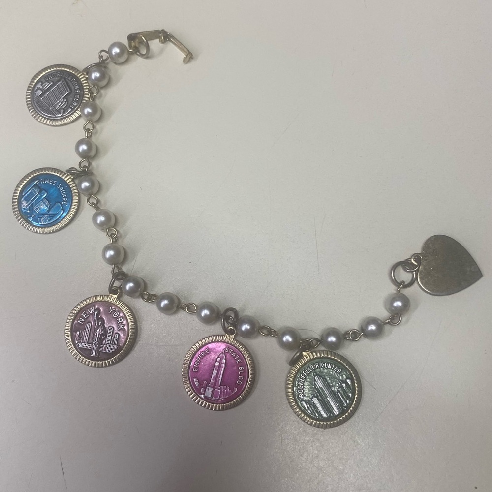 Vintage New York Landmark Tokens Heart 5 Charm Faux Pearl Bracelet Rare Find